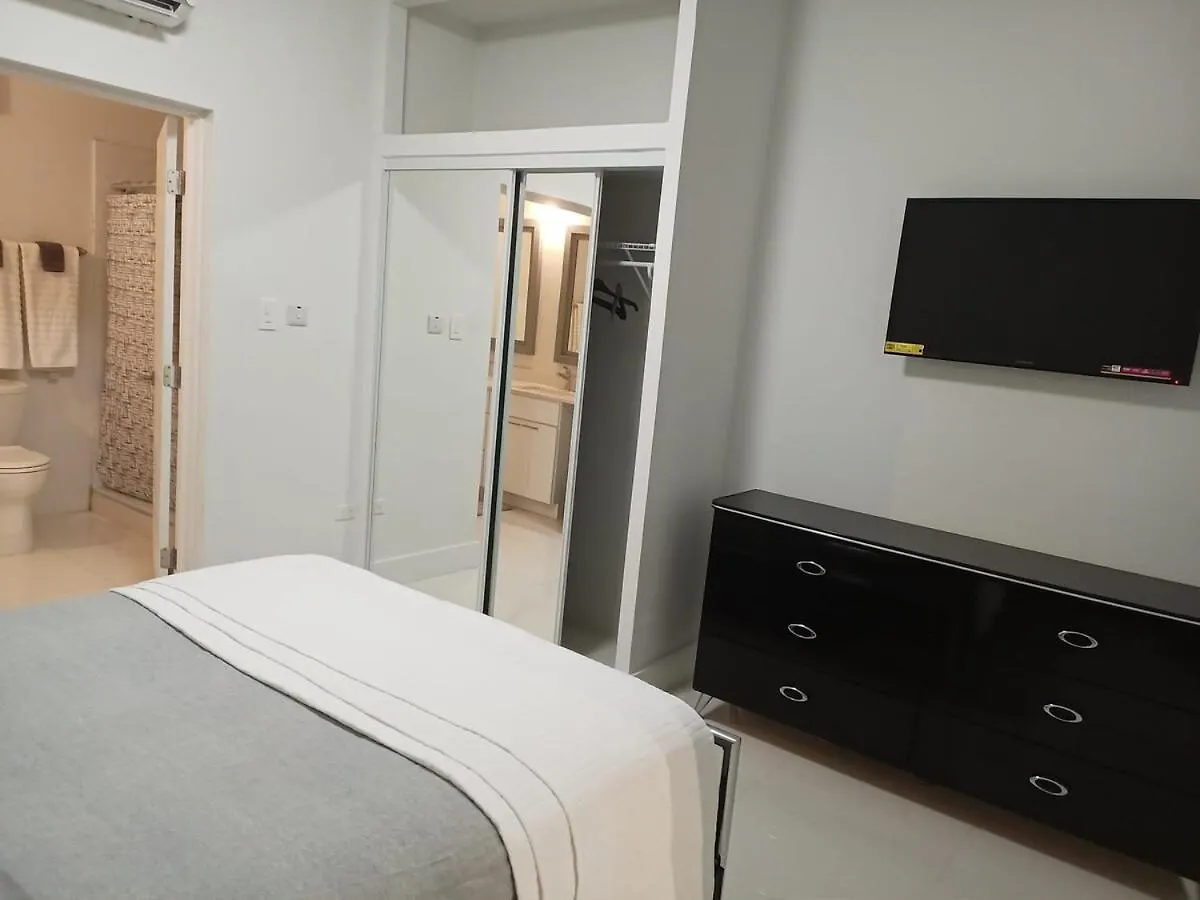 פאלמאות' Sky Haven Retreat- 2Br Rooftop Pool, Stunning Views & Free Airport Pickup 0*,  ג'מייקה