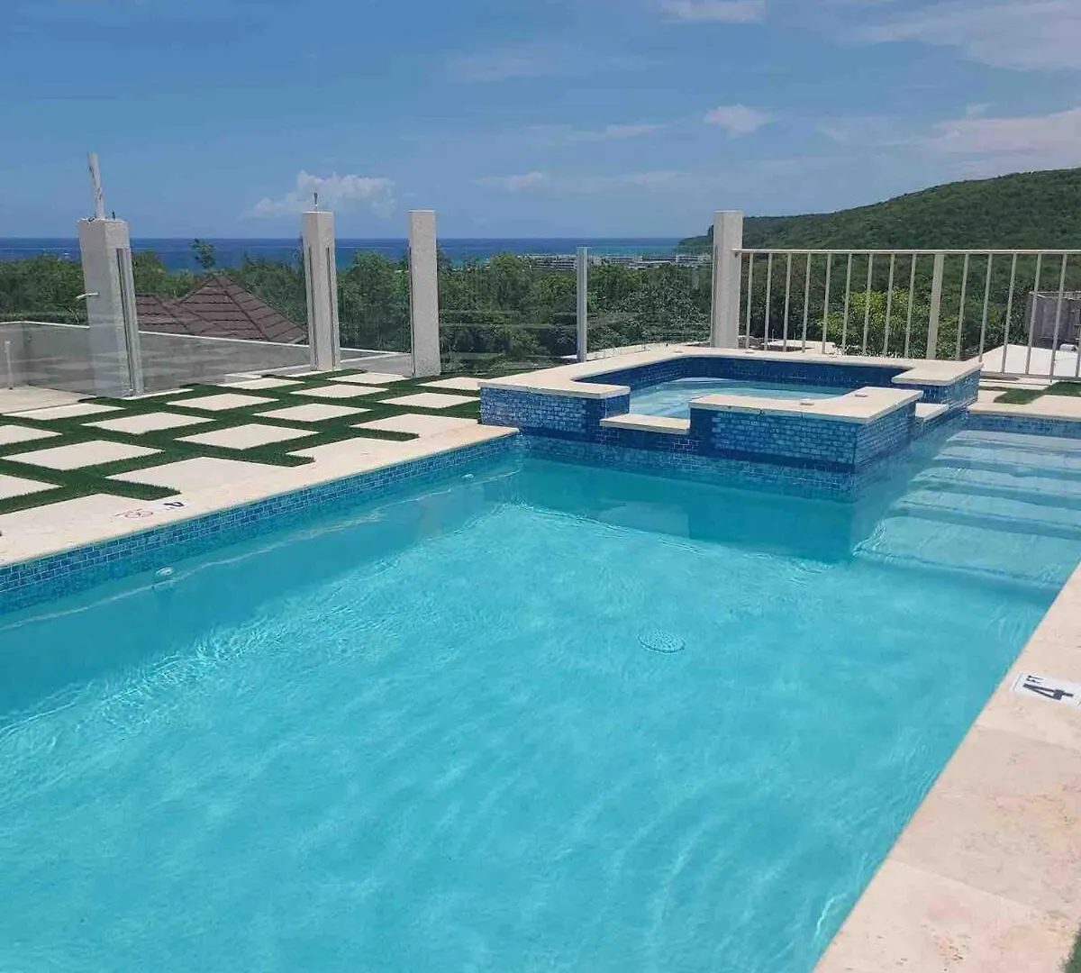 פאלמאות' Sky Haven Retreat- 2Br Rooftop Pool, Stunning Views & Free Airport Pickup