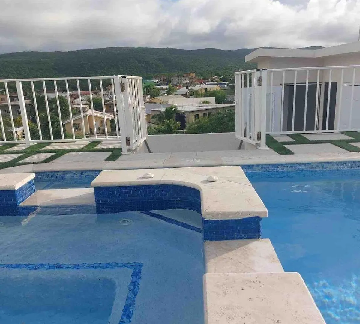 פאלמאות' Sky Haven Retreat- 2Br Rooftop Pool, Stunning Views & Free Airport Pickup 0*,  ג'מייקה