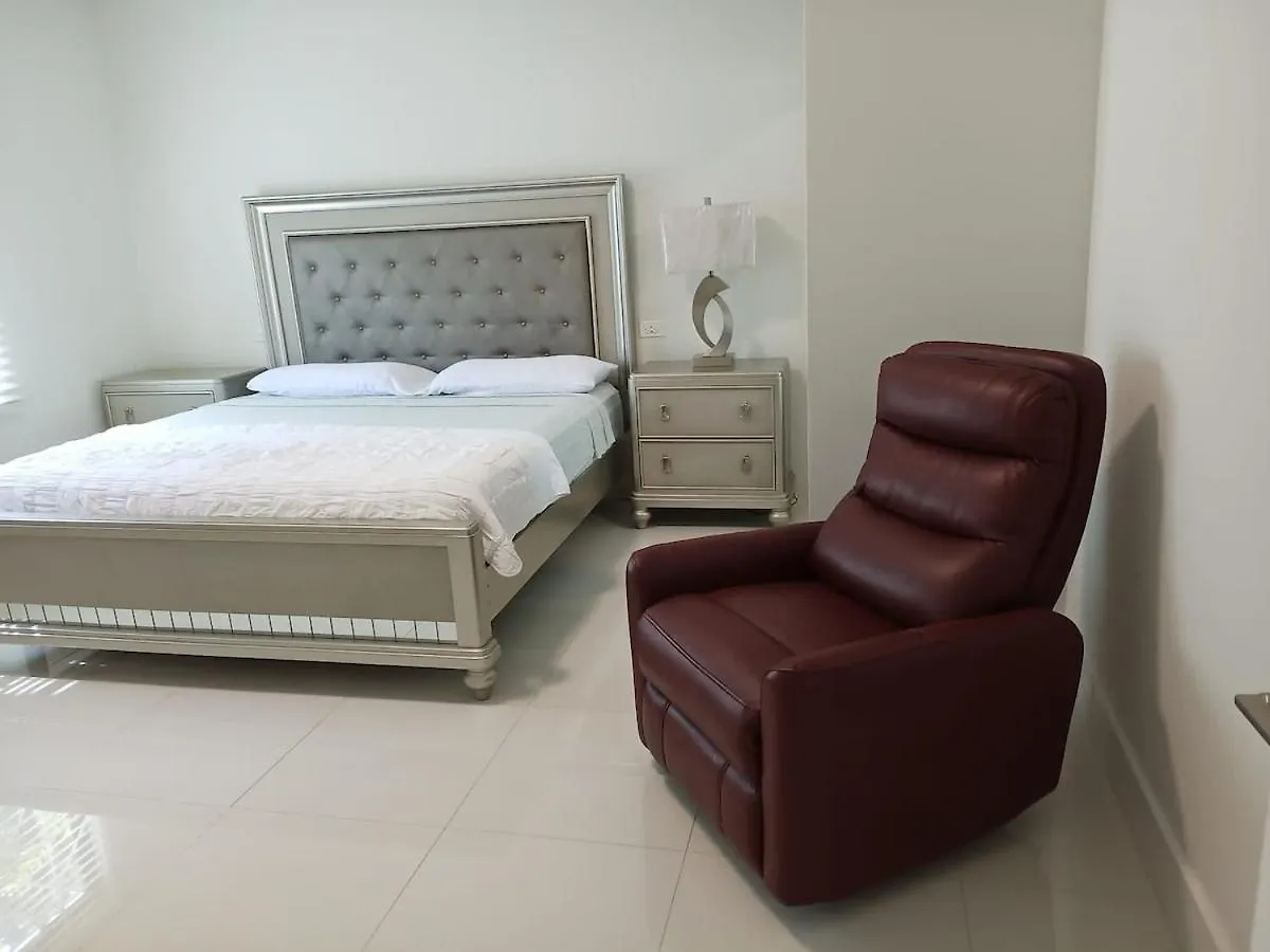 פאלמאות' Sky Haven Retreat- 2Br Rooftop Pool, Stunning Views & Free Airport Pickup ג'מייקה