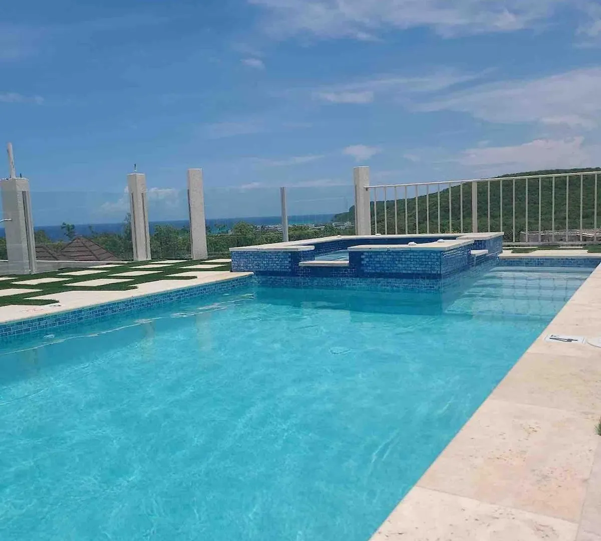 פאלמאות' Sky Haven Retreat- 2Br Rooftop Pool, Stunning Views & Free Airport Pickup בית נופש