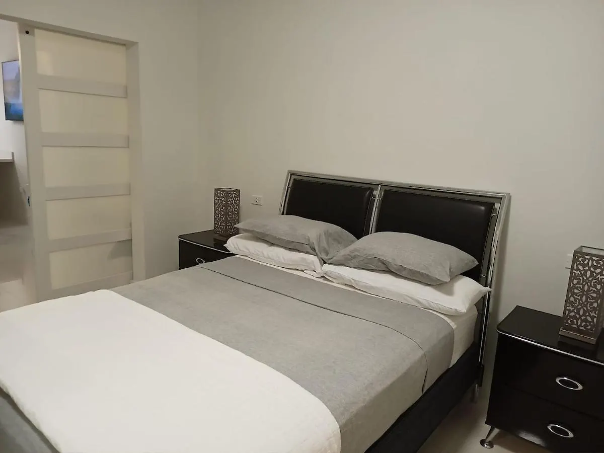 פאלמאות' Sky Haven Retreat- 2Br Rooftop Pool, Stunning Views & Free Airport Pickup בית נופש