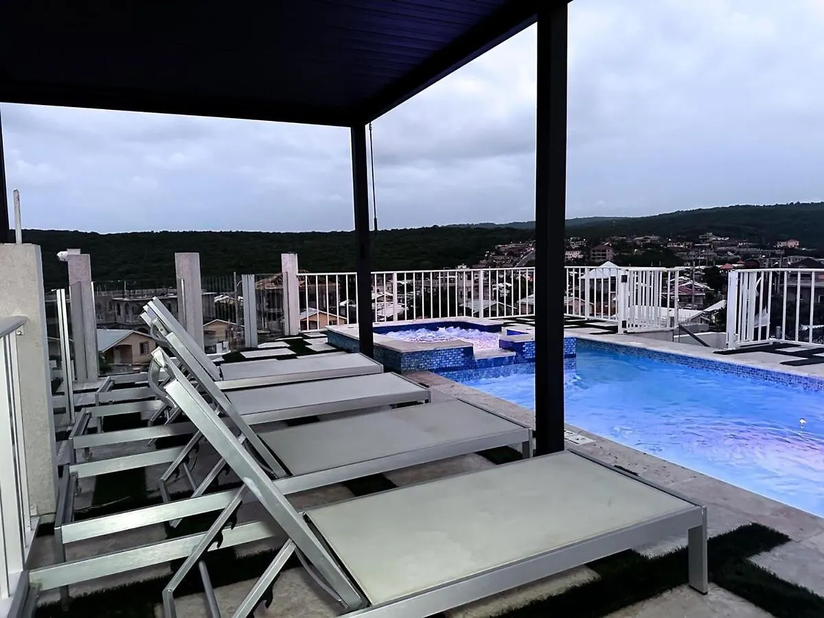 בית נופש פאלמאות' Sky Haven Retreat- 2Br Rooftop Pool, Stunning Views & Free Airport Pickup ג'מייקה